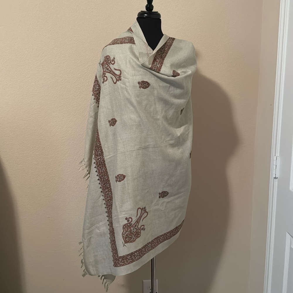 Linen Shawl in Silver with Red Accents/Design - Picture 4 of 9